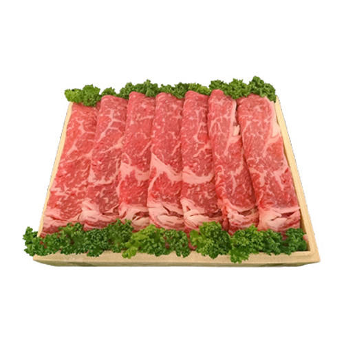 規則的に並べられた牛ロース肉のスライスとパセリ