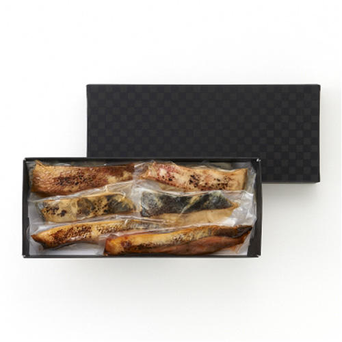 西京焼き魚6切れが入った黒の市松柄ギフトボックス