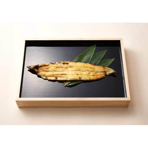黒い和皿に盛られたうなぎの白焼き