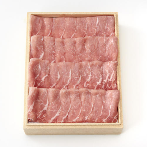 木箱にしゃぶしゃぶ用の豚ロース肉が詰め合わせになっている