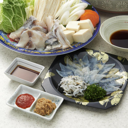 青と黒の皿にのった吉田水産の「養殖とらふぐ盛り合せセット」
