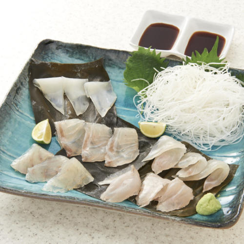 青い皿に盛り付けられた5種の昆布じめ