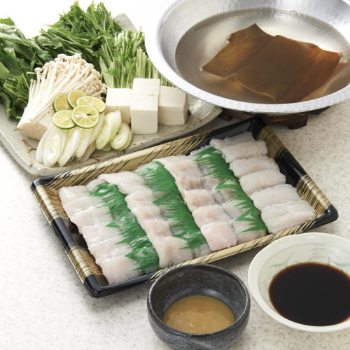 「吉田水産」の「山口県周防灘産 活〆鱧しゃぶしゃぶセット」に切った野菜や豆腐を添えた様子