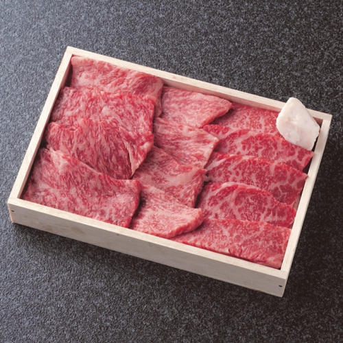 木箱に詰め合わせになった焼肉用肉