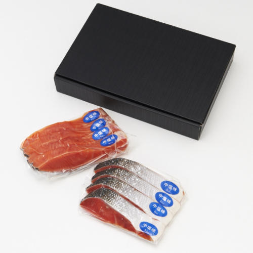 「かね清」の鮭2種類8切「紅鮭・銀鮭（中塩味） 詰合せ」と黒い化粧箱