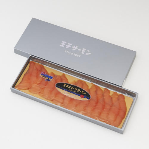 グレーの箱に入っているかね清の王子スモークサーモン