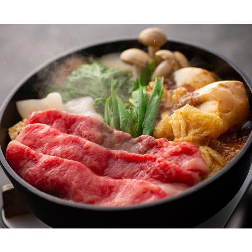鉄鍋で煮込まれたすき焼き