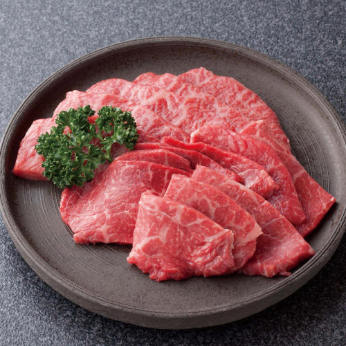 黒いお皿に盛りつけられた神戸牛焼肉王道セット400gにパセリがのっている様子