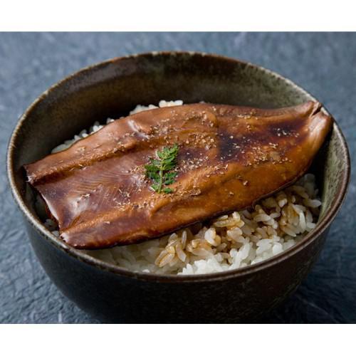 黒いお皿に入った根室・藤井水産 根室・さんま丼セット