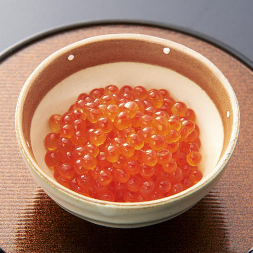 茶色い箱に入った三協水産 銀聖塩いくら