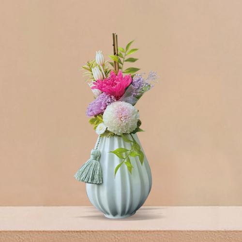 白い花瓶に入ったカラフルなプリザーブドフラワー