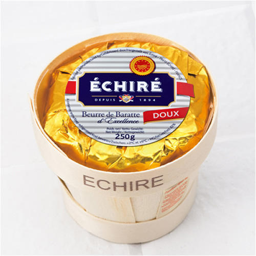 ポプラの木のバスケットに入ったゴールドパッケージのバター