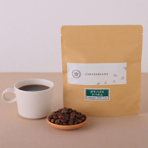 ロイヤルフレーバーのガラパゴス シバタムのパッケージと皿に盛られた豆、白いカップに注がれたコーヒー