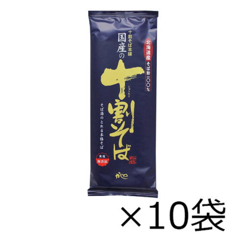白い背景に「国産10割そば」と書かれた青いパッケージのそばが置かれている