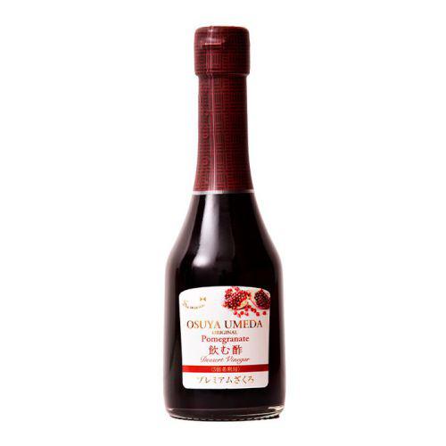 深い赤色をした飲むザクロ酢が瓶に詰められている