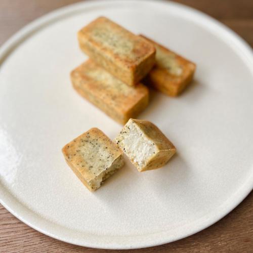 白い丸皿に盛られた京らく製あん所のあんビスキュイ（ミルク紅茶）