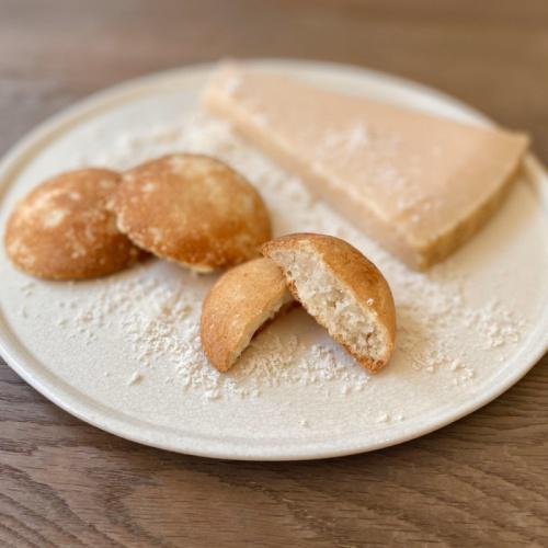 白い皿に盛られた京らく製あん所のチーズ饅頭 
