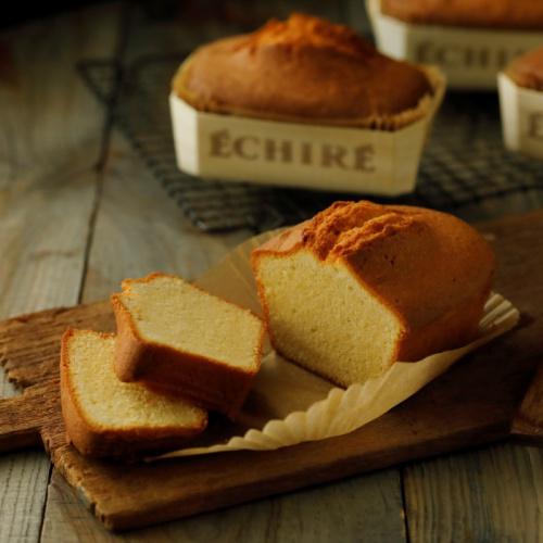 カッティングボードと焼き網の上に、それぞれパウンドケーキが置かれている
