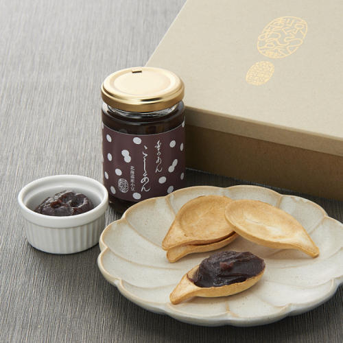 茶色いラベルが貼られた瓶に入った京らく製あん所の季のあん（こしあん）と丸皿に盛られたおさじパイ