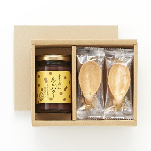 ベージュの箱に入った京らく製あん所の「季のあん(あんバター)・おさじパイ詰合せ」