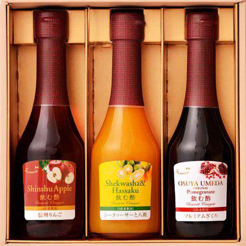 ゴールドの化粧箱に入った瓶入りの3本のデザートビネガー