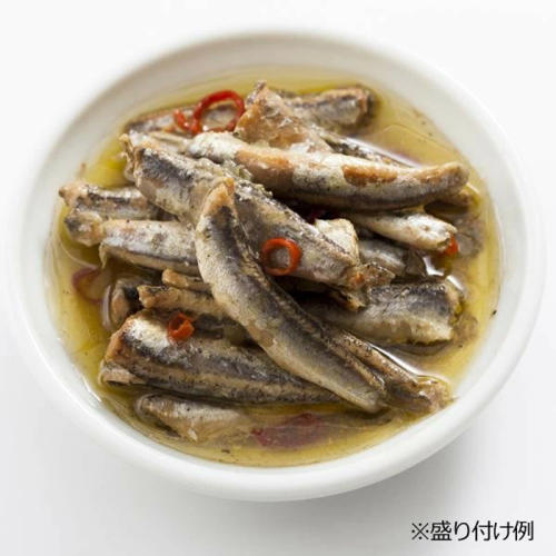 白い皿に盛られたミスターカンソ ショップのレモ缶小鰯のアヒージョ