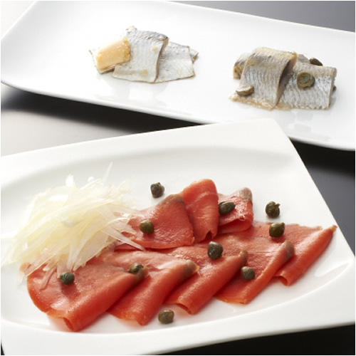 白い角皿にのった三種の燻製