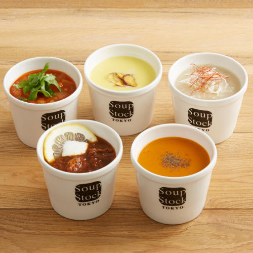 テーブルに並べられたカップ入りの5種類のスープ
