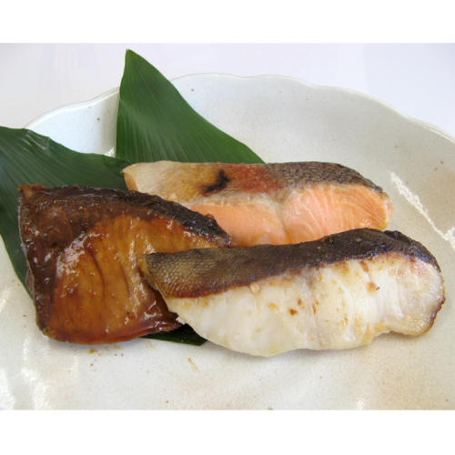 お皿に盛られた「魚道楽」レンジで簡単焼魚セット