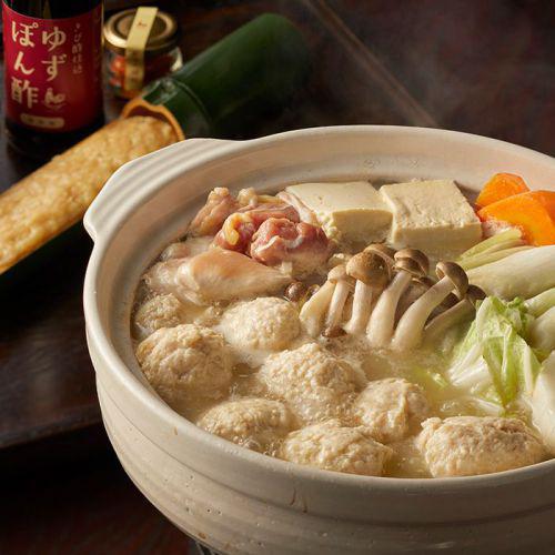 土鍋で煮込まれているつみれ鍋