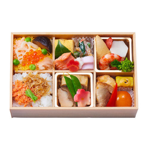 6つに分かれた弁当箱に彩よく詰められた京小町弁当