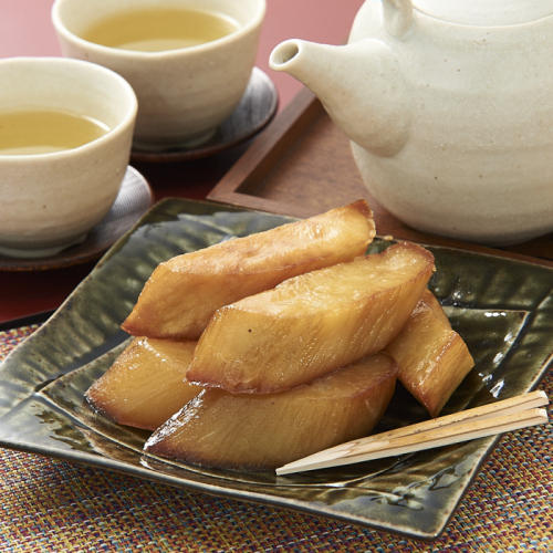グリーンの皿にのった嶋屋の「名物阿倍野ポテト500g×2箱」