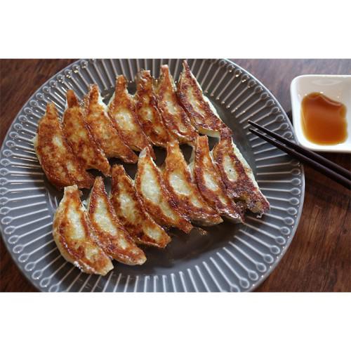 皿の上にひと口サイズの焼き餃子が14個盛られている