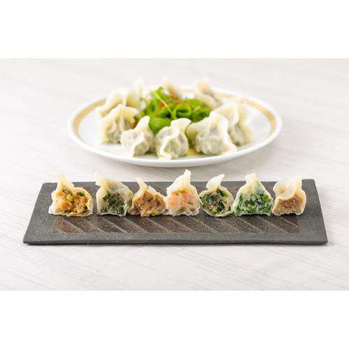 皿の上に7種類の水餃子が並んでいる