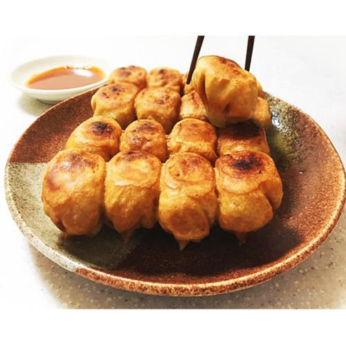 皿の上に揚げ焼き餃子が盛られている