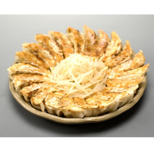 皿の上に焼き餃子がたくさん盛られている
