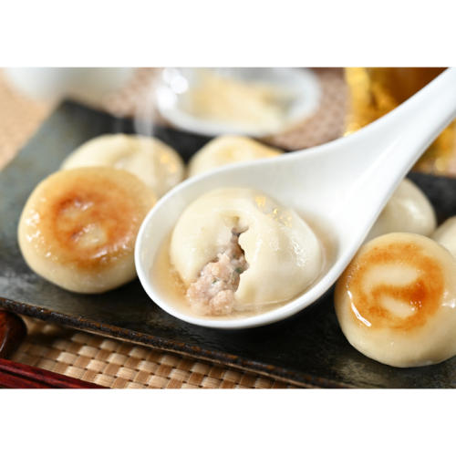 レンゲで小籠包餃子をすくっている