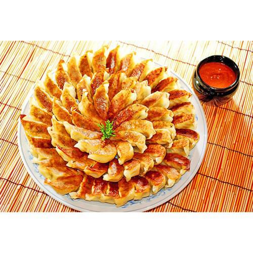 大皿の上に焼き餃子がたくさん盛られている