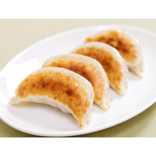 皿の上に焼き餃子が4個盛られている