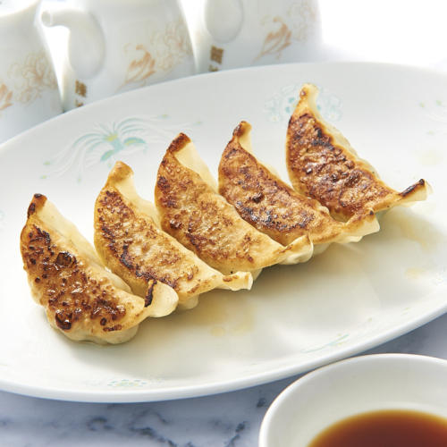 皿の上に焼き餃子が5個盛られている