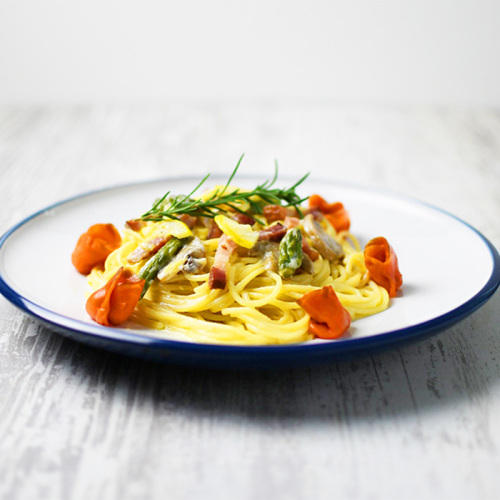 皿の上にスモークサーモンやレモンが乗ったパスタが盛り付けられている