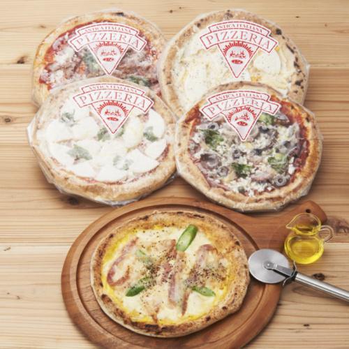 木の丸皿に盛られた1枚のピザとアンティカイタリアーナのロゴ入りパッケージに入った4つのピザ