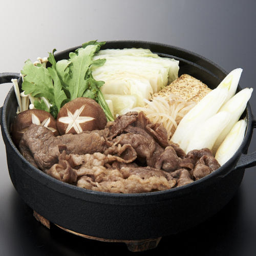 黒い鍋に盛られた銀閣寺大西の和牛すき焼きと野菜