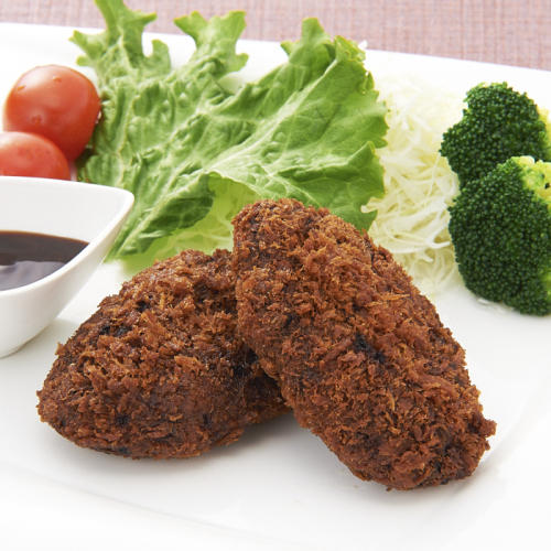 白い皿に盛られた銀閣寺大西の和牛入りミンチカツ2つ