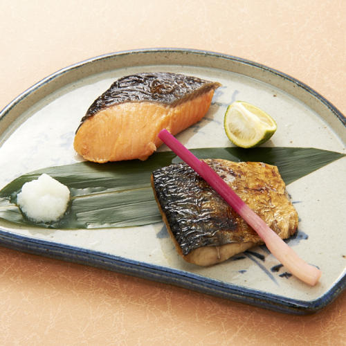 お皿に盛られた、朝食用灰干し焼魚2切れ