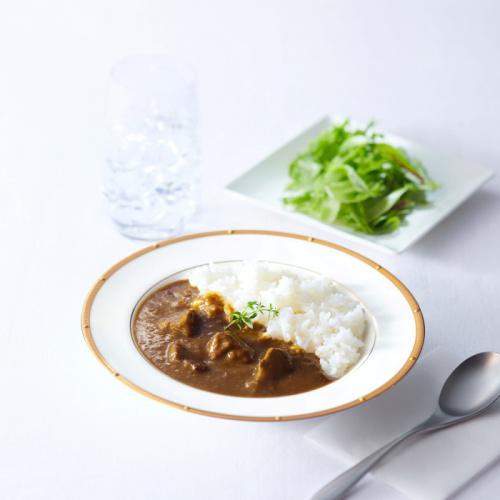 ANA ファインデリッシュのカレーが盛られた器が置かれている