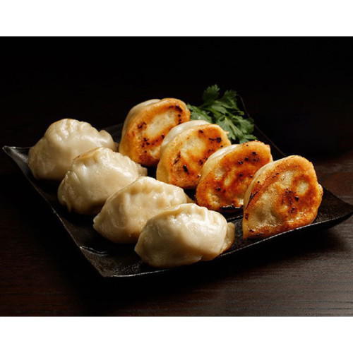 皿の上に水餃子と焼き餃子がそれぞれ4個ずつ盛られている