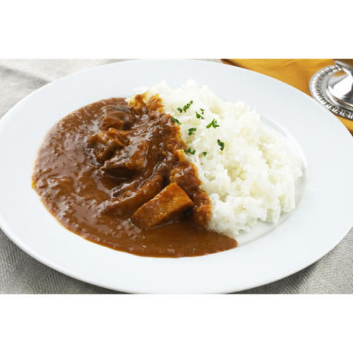 白い皿にのったアシエットの「ビーフカレー」