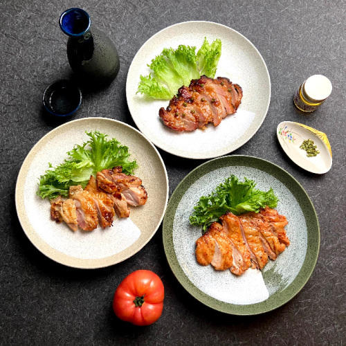 白とグレーの皿にのった串惣の「鳥取のチキンステーキ6種セット」