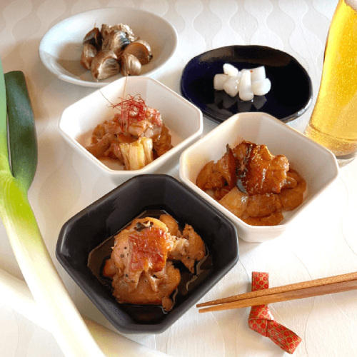 白と黒の器に入った串惣の「鳥取のフルーツソースチキンステーキとおつまみセット」